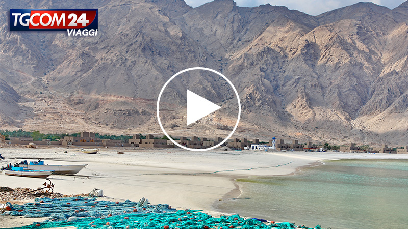 OMAN, BETWEEN DESERT AND SEA